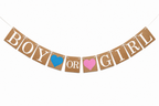 Bruine ‘Boy or Girl’ slinger met witte letters en een blauw en roze hartje.