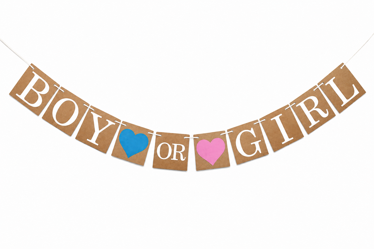Bruine ‘Boy or Girl’ slinger met witte letters en een blauw en roze hartje.