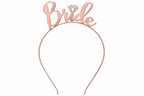 Roségouden diadeem met sierlijke Bride tekst en een diamantvorm boven de letter i.