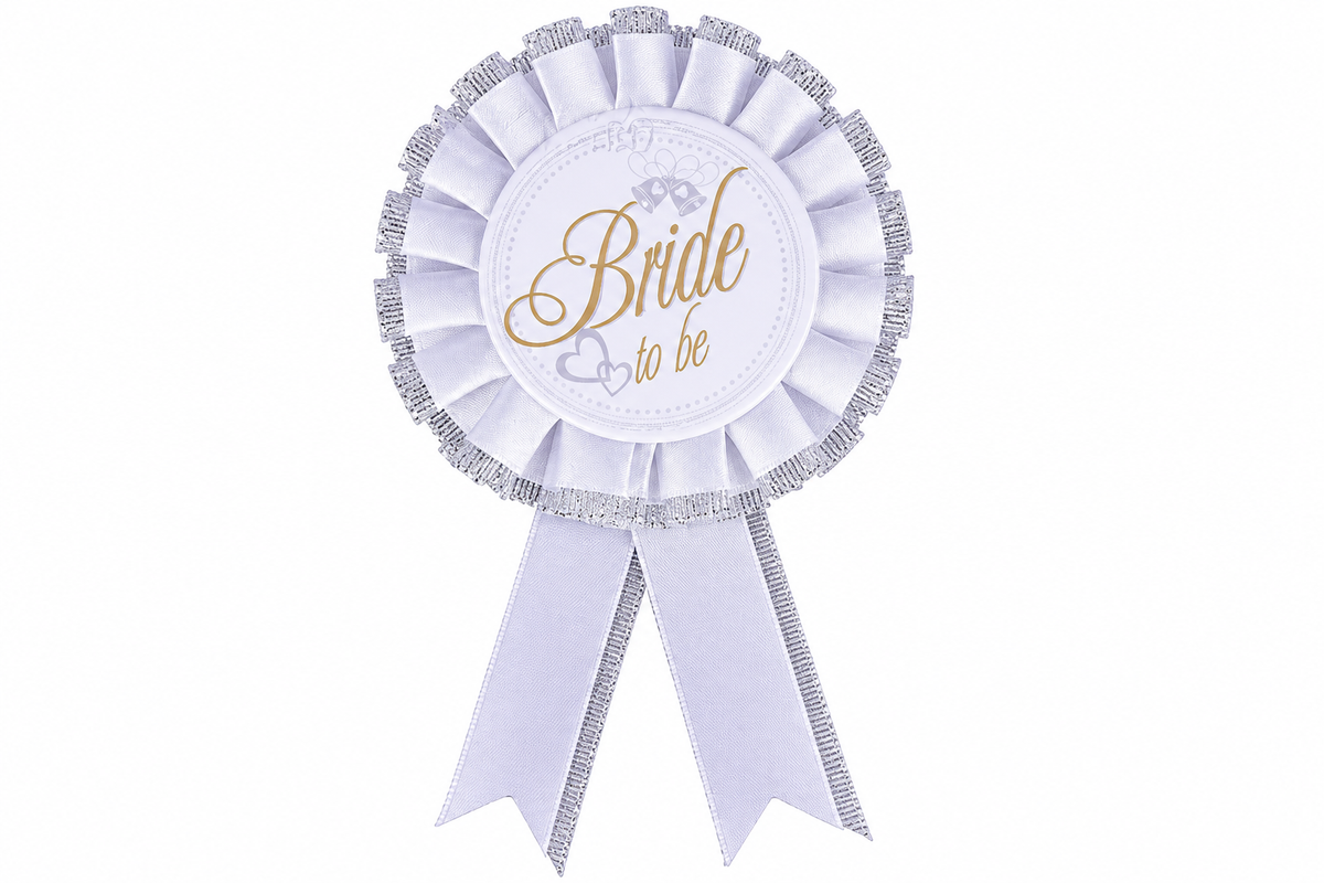 Witte rozet met zilverkleurige randen, twee linten en gouden Bride To Be tekst.