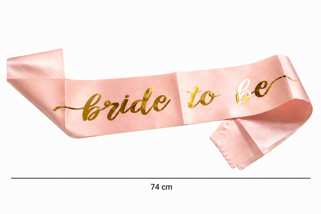 Lichtroze sjerp met gouden Bride To Be tekst en een aangegeven maat van 74 cm.
