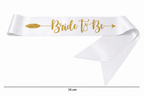 Witte sjerp met gouden ‘Bride To Be’ tekst en een pijl, met aangegeven lengte van 74 cm.