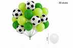Groene en witte ballonnen met voetbalopdruk in een ballonboeket