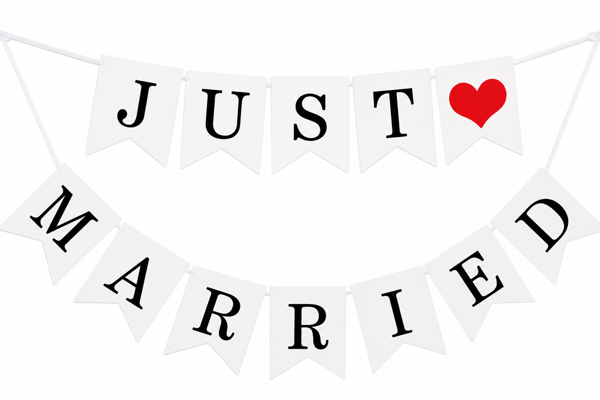 Witte vlaggetjesslinger met zwarte letters Just Married en een rood hart.