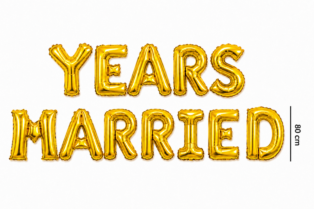 Gouden folieletterballonnen met de tekst Years Married, in twee rijen en met een aangegeven hoogte van 80 cm.