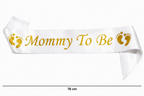 Witte sjerp met gouden tekst ‘Mommy To Be’ en babyvoetjes, 76 cm.