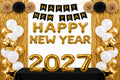 Nieuwjaarsversiering met gouden 2027- en Happy New Year ballonnen, witte ballonnen, gouden franjes en een zwarte tafel.