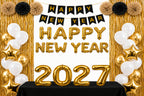 Nieuwjaarsversiering met gouden 2027- en Happy New Year ballonnen, witte ballonnen, gouden franjes en een zwarte tafel.