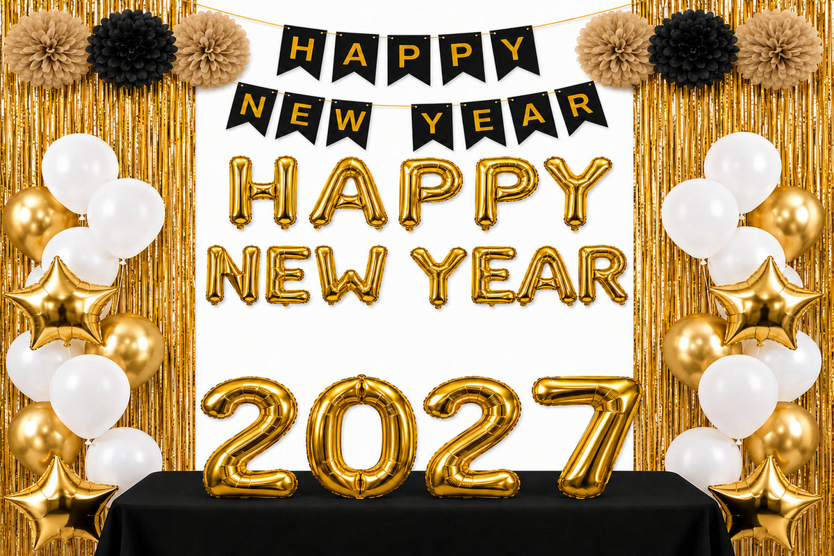 Nieuwjaarsversiering met gouden 2027- en Happy New Year ballonnen, witte ballonnen, gouden franjes en een zwarte tafel.