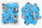 Ronde blauwe en zilverkleurige confetti in een transparant bakje en los ernaast.