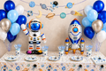 Ruimte verjaardagstafel met astronautballon, raketballon en blauwe ballonnen space