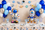 Ruimte verjaardagstafel met astronautballon, raketballon en blauwe ballonnen space