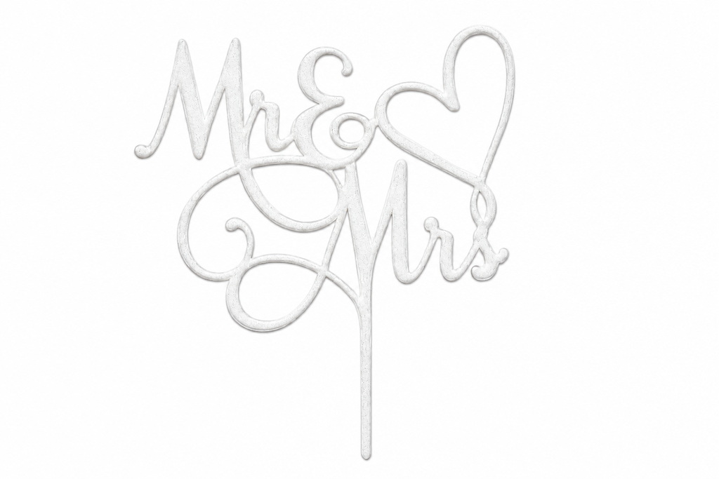 Witte taarttopper met sierlijke Mr en Mrs tekst en een hart.