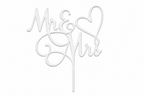 Witte taarttopper met sierlijke Mr en Mrs tekst en een hart.
