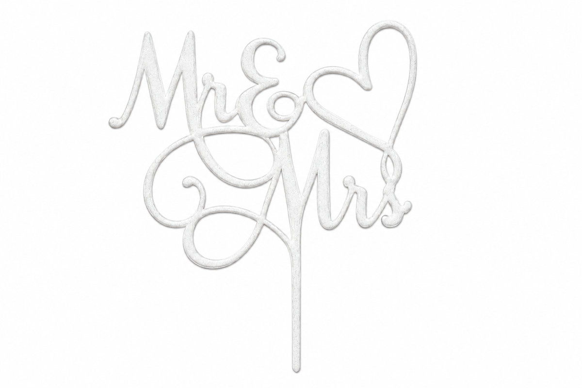Witte taarttopper met sierlijke Mr en Mrs tekst en een hart.