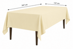 Crèmekleurig rechthoekig tafelkleed van 247 bij 137 cm, afgebeeld over een tafel.