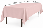 Lichtroze tafelkleed over een rechthoekige tafel, met aangegeven afmetingen van 247 bij 137 cm.