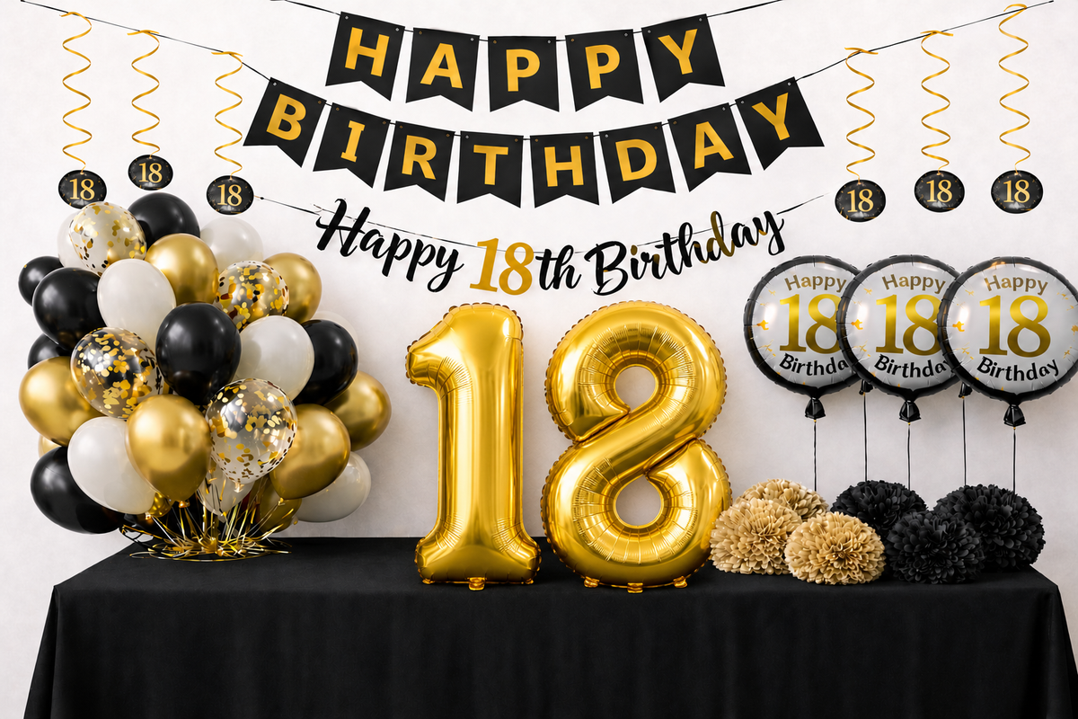 Verjaardagsversiering voor 18 jaar met gouden cijferballonnen, zwarte en gouden slingers, ballonnen en pompoms op een zwarte tafel.