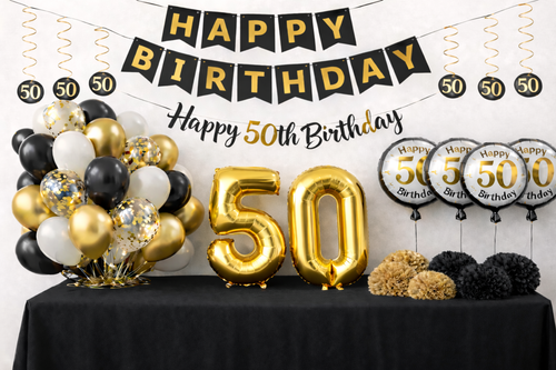 Verjaardagsversiering voor 50 jaar met gouden 50 ballonnen en zwart-gouden slingers rond een tafel