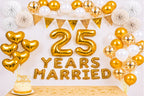 Versiering voor 25 jaar getrouwd met gouden cijfer- en hartballonnen, Years Married letters, witte pompoms en een taart.
