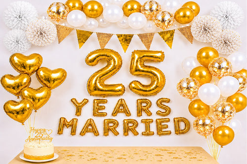 Versiering voor 25 jaar getrouwd met gouden cijfer- en hartballonnen, Years Married letters, witte pompoms en een taart.