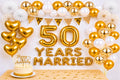 Versiering voor 50 jaar getrouwd met gouden cijfer- en hartballonnen, Years Married letters, witte pompoms en een taart.