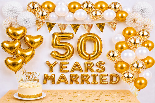 Versiering voor 50 jaar getrouwd met gouden cijfer- en hartballonnen, Years Married letters, witte pompoms en een taart.