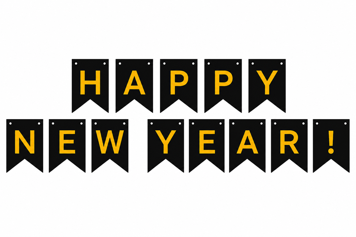 Zwarte vlaggetjes met gouden letters die samen Happy New Year! vormen, afgebeeld in twee rijen.