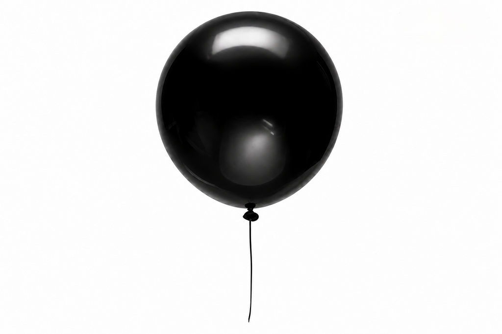 Zwarte ballon met een zwart touwtje tegen een witte achtergrond.